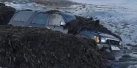 Toyota Surf застряла в морской капусте на Курилах - Sakhpress.Ru
