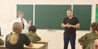 В МОУ-СОШ № 1 г. Маркса перед учениками 7 класса отряда "Юный пограничник" с лекциями выступили сотрудники ОМВД России по Марксовскому району и ветераны органов внутренних дел *** Саратовская область, город Маркс - сентябрь 2026 год (marksadm.ru) - Марксовский район