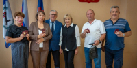 Вчера мэр Саянска Александр Ермаков вручил знаки «Почетный донор России» четырем жителям города - Администрация Саянска