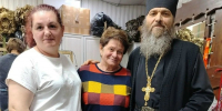 Мценские волонтеры поблагодарили прихожан Свято-Троицкого храма за помощь в изготовлении маскировочных сетей - Орловская и Ливенская епархия