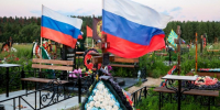 Жителей Карелии попросили не выбрасывать флаги с кладбища - Gubdaily.Ru