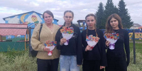 Тепло из детских ладошек: волонтёры Добро.Центра «Точка добра» поздравили воспитателей! - Сорокинский район