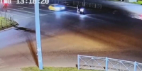 Видео: Водитель легковушки протаранил двоих на мотоцикле в Казани - ИА Татар-информ
