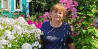 Победитель в номинации «Лучший дом с участком» Светлана Климова в окружении цветов, выращенных ею - Газета Искра