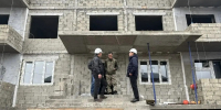 Министр строительства РС(Я) Виктор Романов проверил ход строительства 22-квартирного жилого дома в селе Бердигестях - Министерство строительства