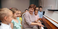 За 35 лет работы для музыкального руководителя Элины Алексеевны Илтубаевой детский сад стал вторым домом, а воспитанники – большой и шумной семьёй. Фото: Руслан Никонов, «Красное знамя Нефтекамск». - Красное Знамя
