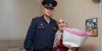 В Кирове сотрудники вневедомственной охраны Росгвардии поздравили со столетним юбилеем ветерана ведомства - Kirov.Online