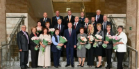 Виктор Томенко и награжденные жители Алтайского края / Фото: правительство Алтайского края - ИА Амител
