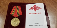 Единство тыла и фронта: Андрей Рудаков передал медаль Владимиру Гузию - Город Мончегорск