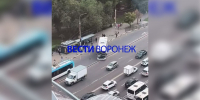 Автобус снёс столб и проехал по оставшимся делиниаторам на МП в Воронеже - ГТРК Воронеж