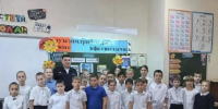 В Майкопе учащиеся начальных классов повторили правила вместе с сотрудником ГИБДД - ИА Адыгея Сегодня