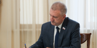 Олег Петелин оставил запись в Книге соболезнований, открытой в связи с трагическими событиями в Казахстане - Дума
