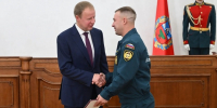 Виктор Томенко наградил Никиту Морозова / Фото: Официальный канал губернатора Алтайского края - ИА Амител