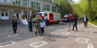 Омские школьники аплодировали спасателям после эвакуации - Om1.Ru