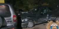 В Ленинском районе один из столкнувшихся автомобилей протаранил две стоящие легковушки, последняя из которых сбила женщину - ИА Версия-Саратов