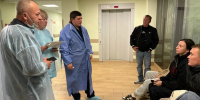 Мэр Нижнекамска Радмир Беляев и пострадавшие после атаки БПЛА 13 сентября - Газета Нижнекамская правда