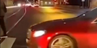 В Петербурге автоледи на Mercedes нашли по видео за остановку на переходе - Комсомольская правда