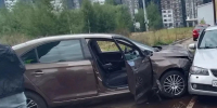 В Воронеже Skoda Rapid врезалась в три припаркованные иномарки - Комсомольская Правда