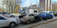 В Сыктывкаре женщина за рулём Lada Vesta спровоцировала аварию с тремя автомобилями - Pg11.Ru