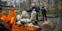 После субботника со старого мурманского кладбища вывезли четыре КамАЗа мусора - SeverPost.ru