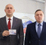 Павел Веселов вручил удостоверение Юрию Бровко, победившему на выборах в Госдуму - Молодой коммунар