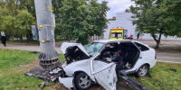 В Воронеже «Лада Приора» протаранила столб - Комсомольская Правда