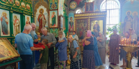 Батюшка Федор причащает прихожан. - Газета Авангард