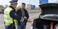 Инспектор ДПС просит показать аптечку и огнетушитель: обязан ли водитель доставать их прямо на дороге - Prochepetsk.ru