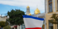 В Симферополе прошла акция «Флаг Крыма — с нами» - Комитет молодежной политики