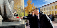 Николай Бочков возложил цветы к памятнику В. В. Никифорову-Кюлюмнюру - Правительство Республики Саха (Якутия)