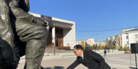 Вице-премьер Георгий Степанов возложил цветы к памятнику Алексею Кулаковскому - Правительство Республики Саха (Якутия)