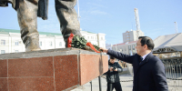 Глава Якутии возложил цветы к памятнику Платону Ойунскому - Yakutia-Daily.Ru