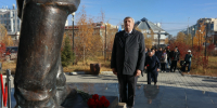 В День государственности якутяне возложили цветы к памятнику Исидору Барахову - Якутское-Cаха ИА
