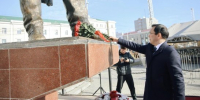 Айсен Николаев возложил цветы к памятнику Платону Ойунскому в День государственности республики - ГТРК Саха