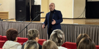 Рассказ Андрея Врачёва о службе в зоне СВО вызвал эмоциональный отклик у собравшихся в зале. Фото ВК «Администрация Вельского муниципального округа» - Газета Вельские вести
