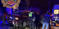 В Энгельсе среди ночи Nissan протаранил забор - ИА Версия-Саратов