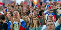 У казанского Кремля развернули огромную футбольную форму сборной России - Комсомольская правда Казань