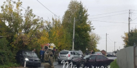 ДТП на узкой дороге: несколько повреждённых автомобилей в лобовой/боковой аварии, на месте пожарные, проезжая часть частично перекрыта - 168.Ru