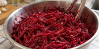 Свёкла по-корейски: горячее масло с луком выливаем прямо на чеснок и специи - Кубанские Новости