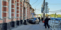 Машина вылетела ко входу в медицинский колледж: в Сызрани экстренные службы стянулись к месту ДТП - КТВ-ЛУЧ