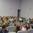 Зрители в небольшом зрительном зале: ряды серых кресел, в них сидят люди разных возрастов в актовом/культурно‑досуговом центре. - 168.Ru
