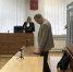 Зал суда: судья у скамьи, мужчина у стола и человек в металлической клетке справа - 168.Ru