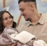 Счастливые родители со своей дочерью / Фото: Алтайский краевой перинатальный центр - ИА Амител