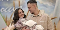 Счастливые родители со своей дочерью / Фото: Алтайский краевой перинатальный центр - ИА Амител