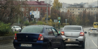 «Встреча» двух Renault Logan на спуске с Челюскинцев закончилась аварией - SeverPost.ru