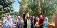 Батюшка Георгий служит молебен на территории строящегося храмового комплекса. - Газета Авангард
