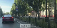 В Омске легковой автомобиль снес забор - ГТРК Иртыш