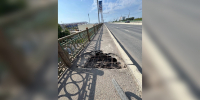 Пешеходная часть моста на улице Терешковой в Оренбурге, фото: местные жители - Ural56.Ru