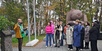 13 встреч и более 200 участников: в Мурманске завершился цикл пешеходных экскурсий «Арктика в годы Великой Отечественной войны» - Арктик-ТВ