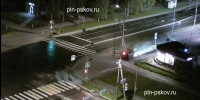 Ночной полет с наездом на опору и укладыванием на бок в Пскове попал на видео - Pln-Pskov.Ru